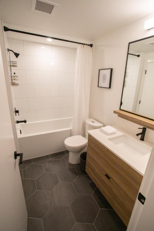 Awesome View 21 Two Bedroom One Bath Downtown Lake View Near Beach Kelowna Bagian luar foto