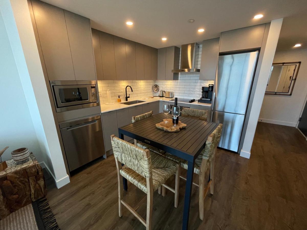 Awesome View 21 Two Bedroom One Bath Downtown Lake View Near Beach Kelowna Bagian luar foto