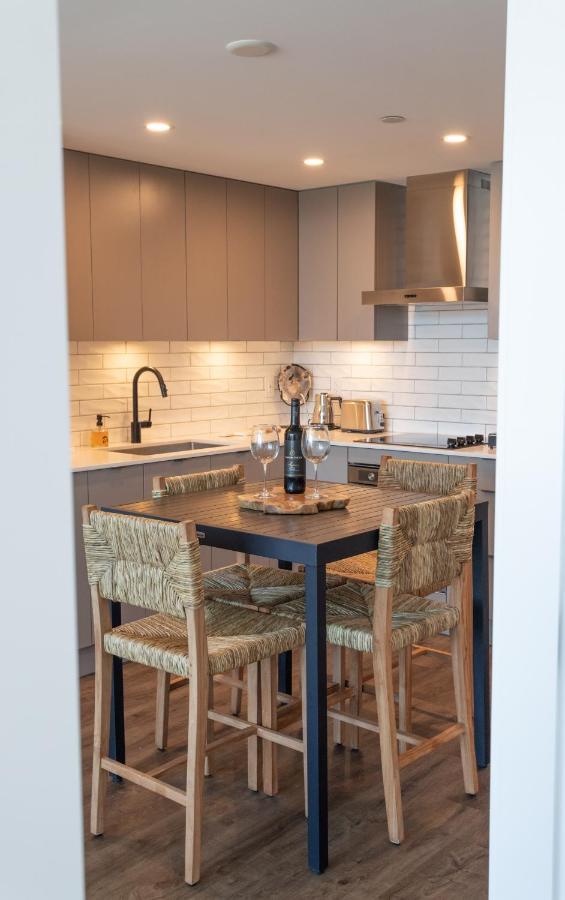 Awesome View 21 Two Bedroom One Bath Downtown Lake View Near Beach Kelowna Bagian luar foto