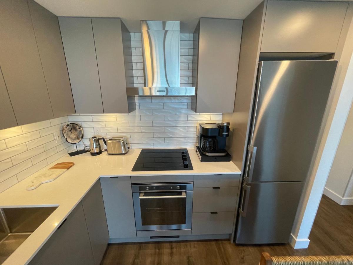 Awesome View 21 Two Bedroom One Bath Downtown Lake View Near Beach Kelowna Bagian luar foto