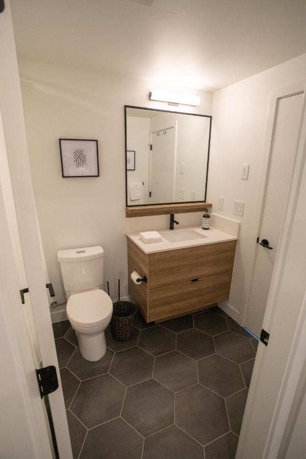 Awesome View 21 Two Bedroom One Bath Downtown Lake View Near Beach Kelowna Bagian luar foto